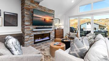 Studio (Multiple Bedrooms) | Ruang keluarga | TV