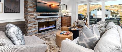 Estudio (Multiple Bedrooms) | Sala de estar | Televisión