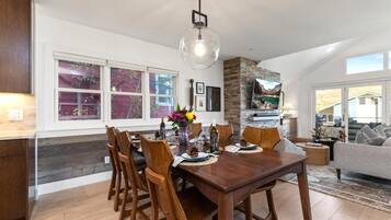 Studio (Multiple Bedrooms) | Tempat makan