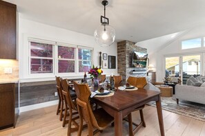 Studio (Multiple Bedrooms) | Tempat makan