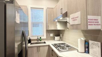 Geladeira, micro-ondas, cooktop, chaleira elétrica