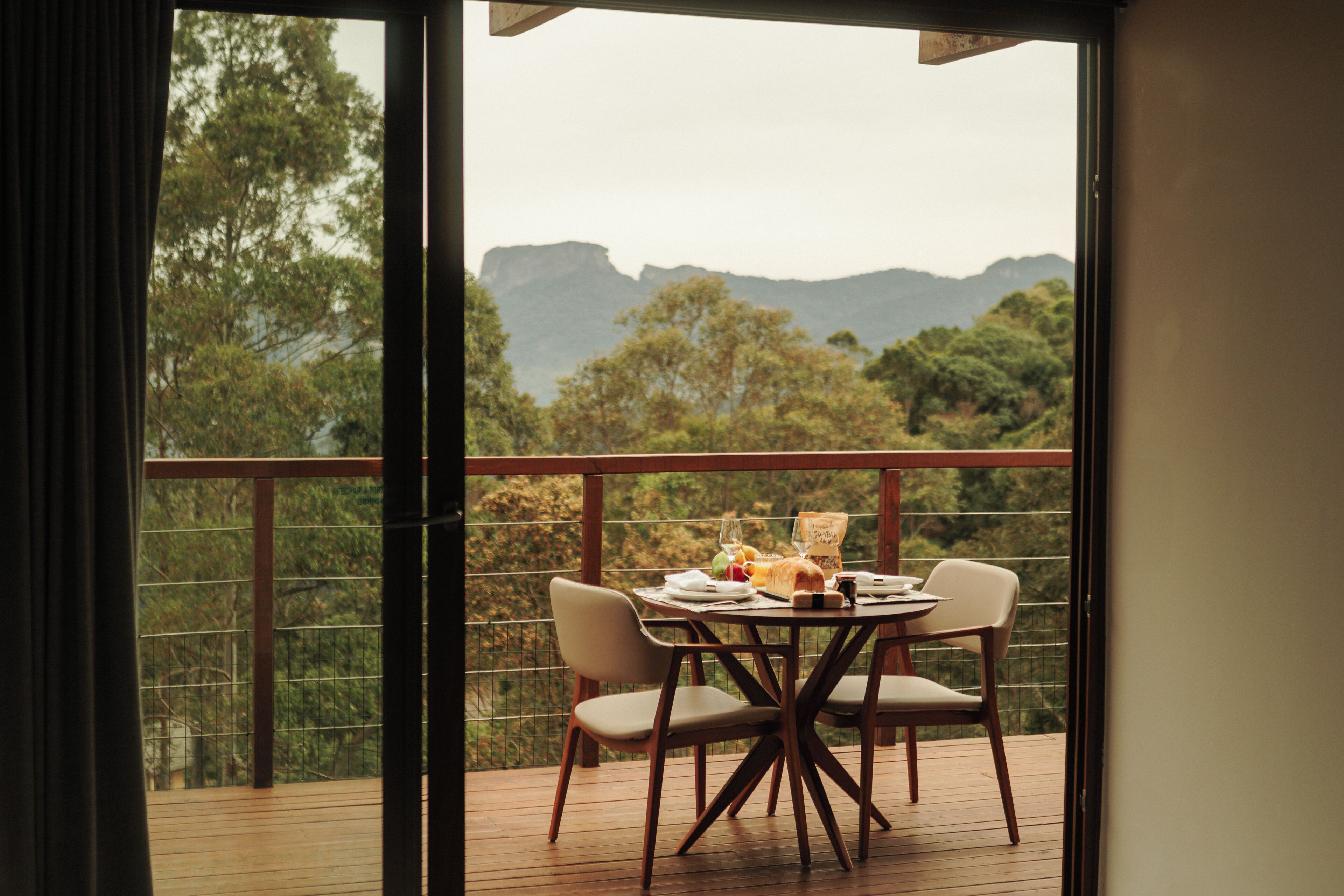 Ropa de cama de alta calidad, colchones con efecto memoria y minibar 