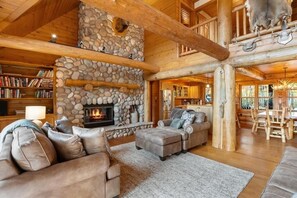 Televisie, een open haard, een tafeltennistafel en boeken