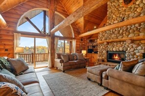 Televisie, een open haard, een tafeltennistafel en boeken