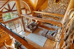Televisión, chimenea, tenis de mesa y libros 