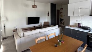Apartment, 2 Schlafzimmer, barrierefrei, Raucher | Wohnbereich | Bücher
