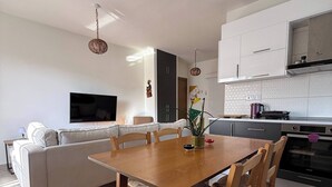 Apartment, 2 Schlafzimmer, barrierefrei, Raucher | Speisen
