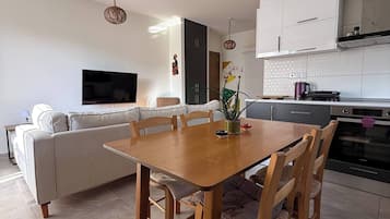 Apartment, 2 Bedrooms, Accessible, Smoking | Tempat makan