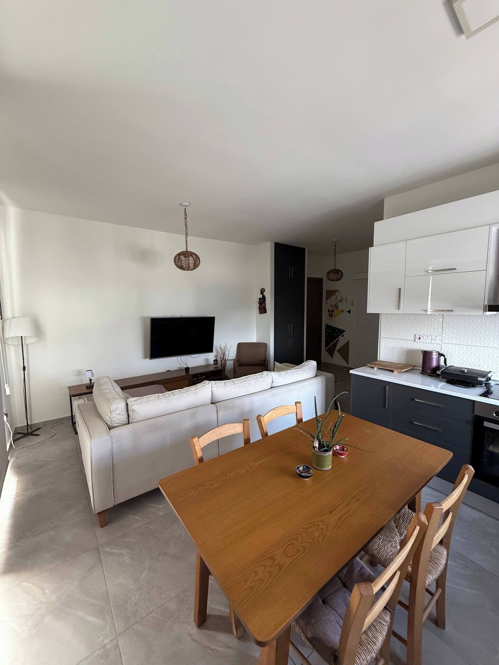 Departamento, 2 habitaciones, con acceso para personas discapacitadas, para fumadores | Área de sala de estar | Libros 