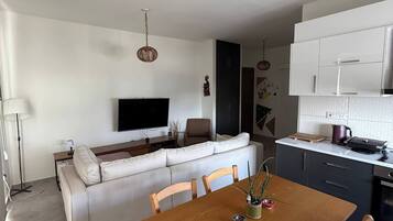 Apartment, 2 Bedrooms, Accessible, Smoking | Living area | Books