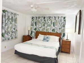 Desk, iron/ironing board, travel crib, free WiFi - Deep blue direct ocean views, 2B2B, Pool, 2 min Snorkel & Magic Sands beach (Kailua-Kona)