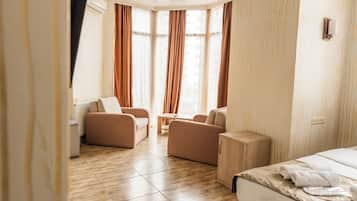 Rom – deluxe, balkong | Skrivebord, skrivebord for bærbar PC og wi-fi (inkludert)