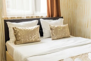 Desk, laptop workspace, free WiFi - Batumi Inn (Batumi)