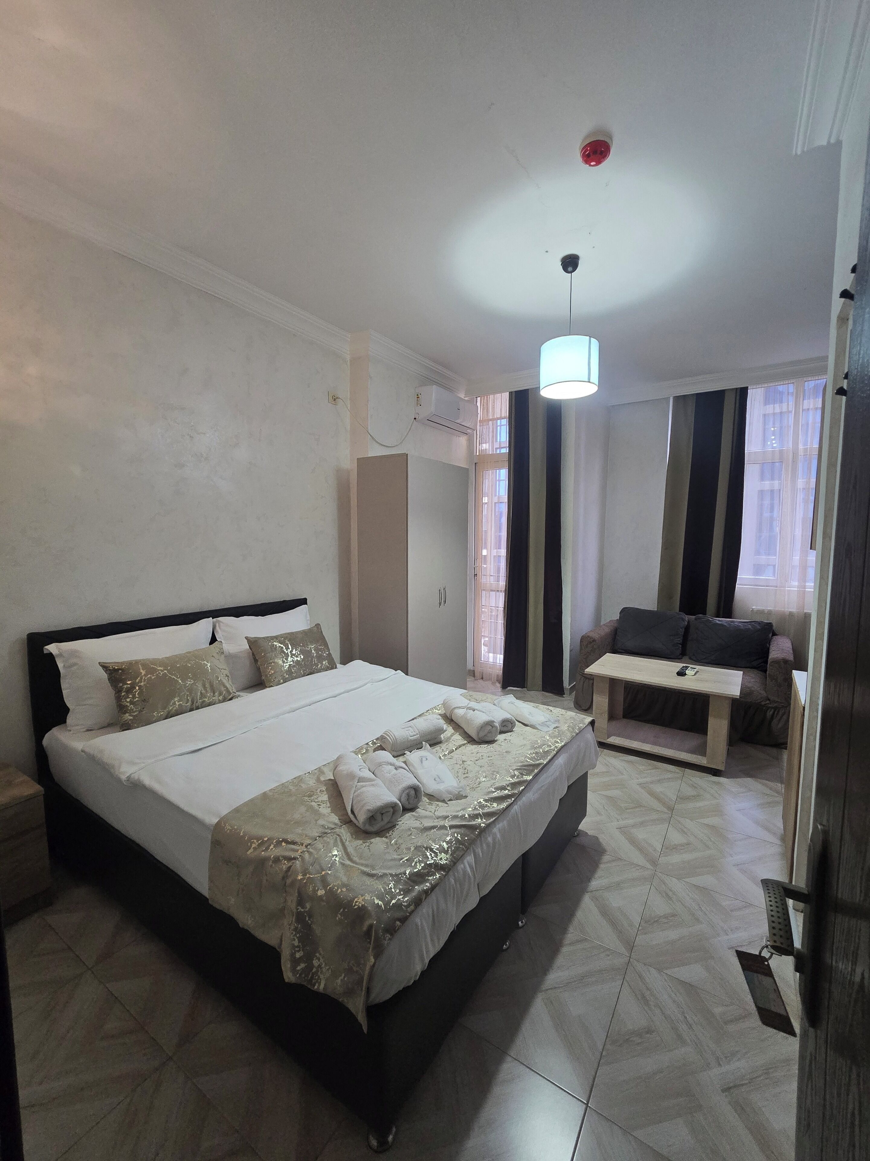 Estudio familiar | Escritorio, espacio para trabajar con laptop y wifi gratis 