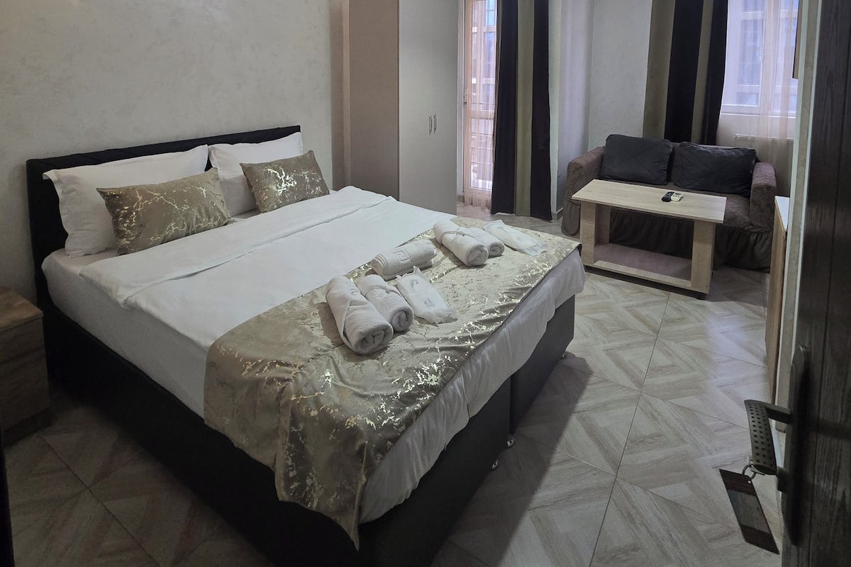 Family Studio | Desk, laptop workspace, free WiFi