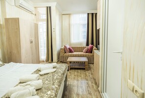 Deluxe-studio, parveke | Oleskelualue | Televisio