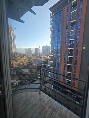 Habitación doble familiar, para no fumadores, vista a la ciudad | Terraza o patio