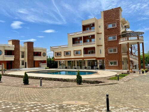 Sally Beach Hotel Yenne