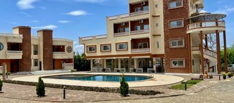 Sally Beach Hotel Yenne