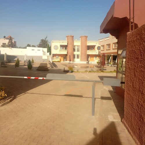 Sally Beach Hotel Yenne