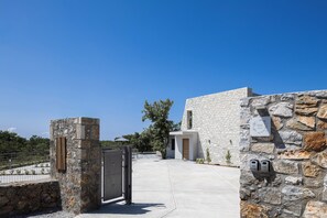 Property grounds - Villa Pipina, a tranquil retreat near a traditional village (Rethymno)