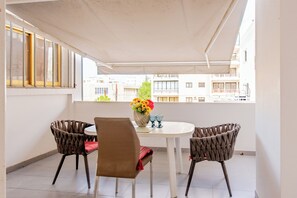 Outdoor dining - Cozy 2-bedroom apartment in Larnaka center close to Finikoudes beach (Larnaka)