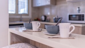 Une cuisine équipée d’un plan de travail, d’un four à micro-ondes et d’une fenêtre.