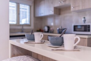 Private kitchen - Cozy 2-bedroom apartment in Larnaka center close to Finikoudes beach (Larnaka)