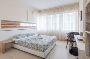 2 bedrooms, iron/ironing board, free WiFi, bed sheets - Cozy 2-bedroom apartment in Larnaka center close to Finikoudes beach (Larnaka)