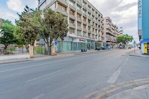 Exterior - Cozy 2-bedroom apartment in Larnaka center close to Finikoudes beach (Larnaka)