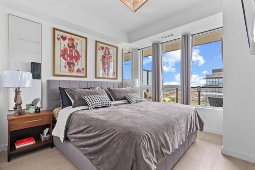 VRBO HUGE KING BED , PRIVATE BALCONY, LAKE VIEWS, next 2 GO & Pickering Casino