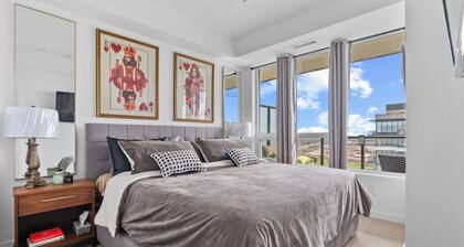 VRBO HUGE KING BED , PRIVATE BALCONY, LAKE VIEWS, next 2 GO & Pickering Casino