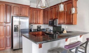 Private kitchen - LAS VEGAS GRAND PRIX!!  2 bed/2 bath King Suite CLOSEST to the GRANDSTANDS! (Las Vegas)