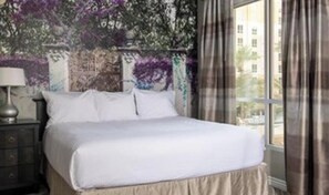 2 bedrooms, WiFi, bed sheets - LAS VEGAS GRAND PRIX!!  2 bed/2 bath King Suite CLOSEST to the GRANDSTANDS! (Las Vegas)