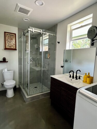 Bright furnished studio near USC