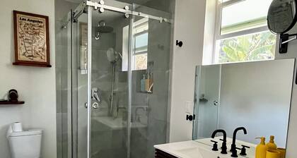 Bright furnished studio near USC