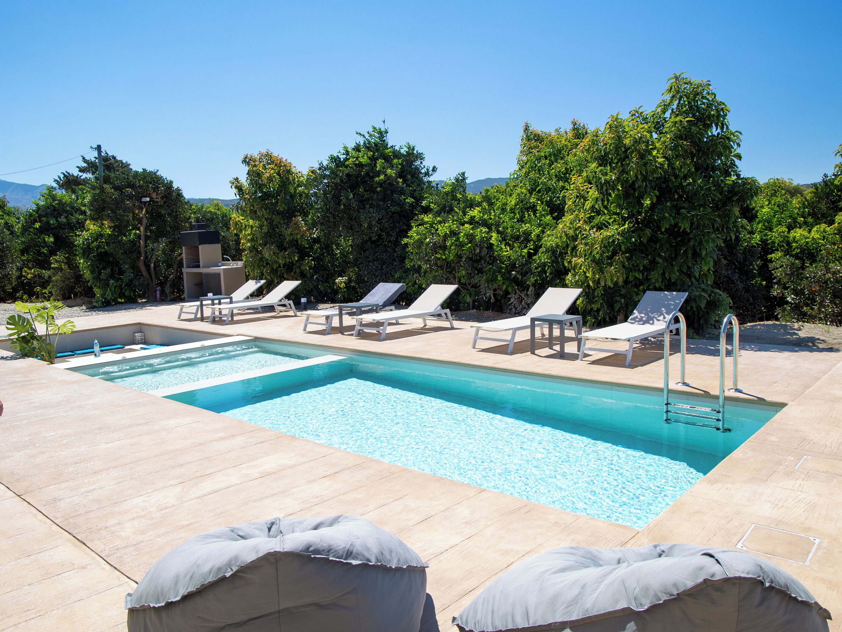 2 個室外泳池；泳池傘、躺椅