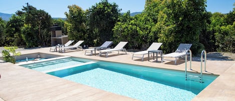 2 albercas al aire libre, sombrillas en la alberca y camastros