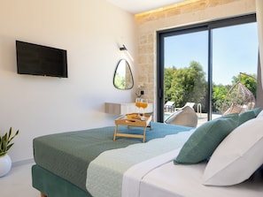 Ropa de cama hipoalergénica y tabla de planchar con plancha 