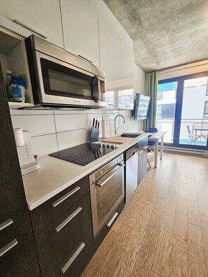 Fridge, microwave, oven, dishwasher - Urban Studio in Griffintown (Montréal)