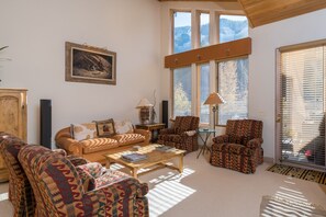 Smart TV, chimenea y oficina 