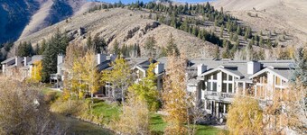 Townhome with Grill, Fireplace and Jacuzzi Tubs!