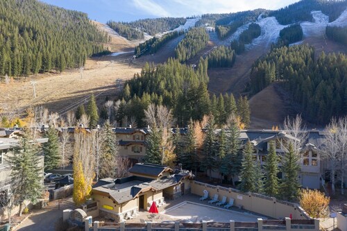 New Listing! Townhome with Grill, Fireplace and Jacuzzi Tubs!