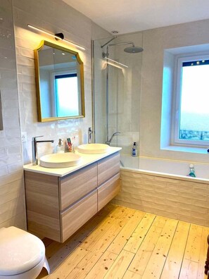 Hair dryer, towels - La Villégiature Laptoise, calm and comfort (Lapte)