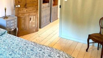 3 bedrooms, internet, bed sheets