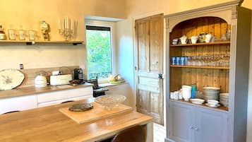 Coffee/tea maker, fridge, microwave, oven