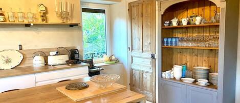 Jääkaappi, mikroaaltouuni, uuni, astianpesukone