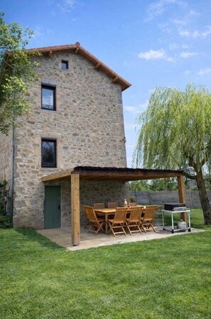 Outdoor dining - La Villégiature Laptoise, calm and comfort (Lapte)