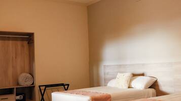 Een kluis op de kamer, een strijkplank/strijkijzer, gratis wifi