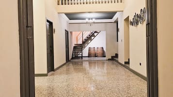 Een kluis op de kamer, een strijkplank/strijkijzer, gratis wifi